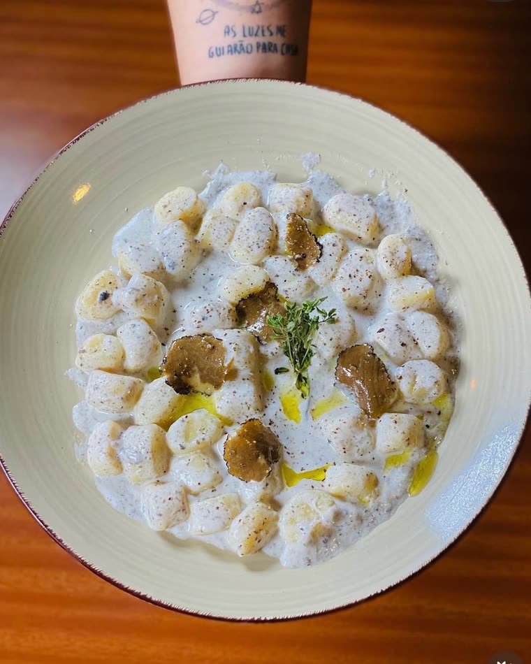 Gnocchi em creme de trufa negra com lascas de trufa