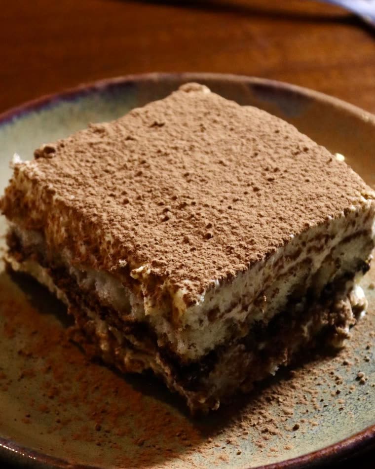 Tiramisù polvilhado com cacau