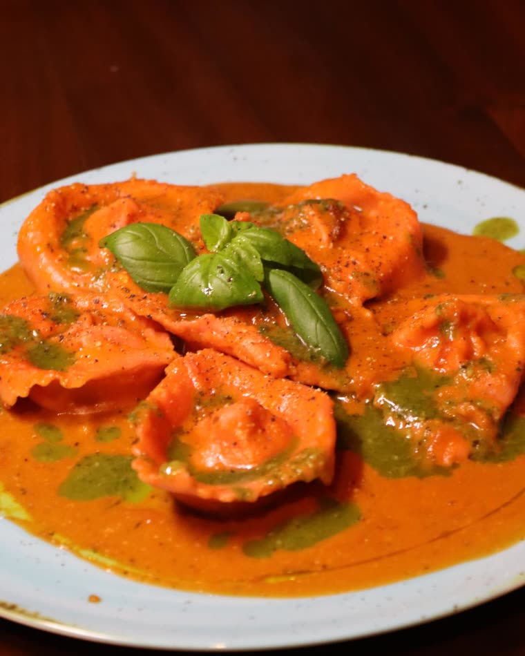 Tortellini em molho cremoso de tomate com pesto